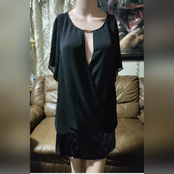 Michael Kors Black Cut Out V Neck w/Gold Bar Top rich black short sleeve size M - Picture 1 of 9